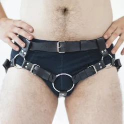 Cinta strapon harness de couro sintético vestida, com argola O-ring central e tiras de perna com fivela