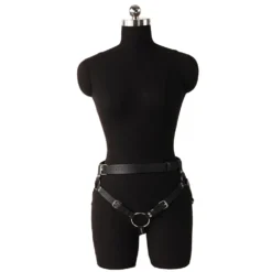 Cinta strapon harness de couro sintético montada em manequim, mostrando o desenho das tiras