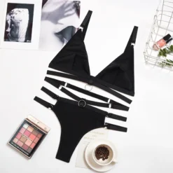 Conjunto de lingerie strappy preto completo com as duas peças lado a lado