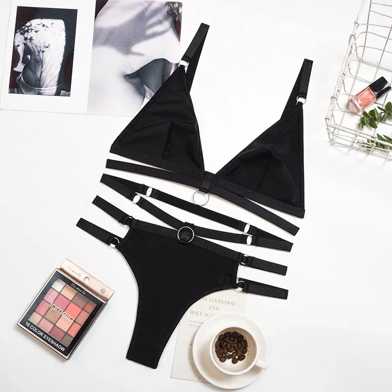Conjunto de lingerie strappy preto completo com as duas peças lado a lado