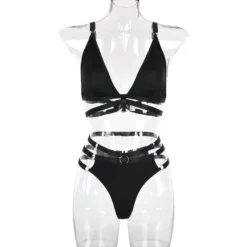Conjunto de lingerie strappy preto vestido em manequim, vista frontal