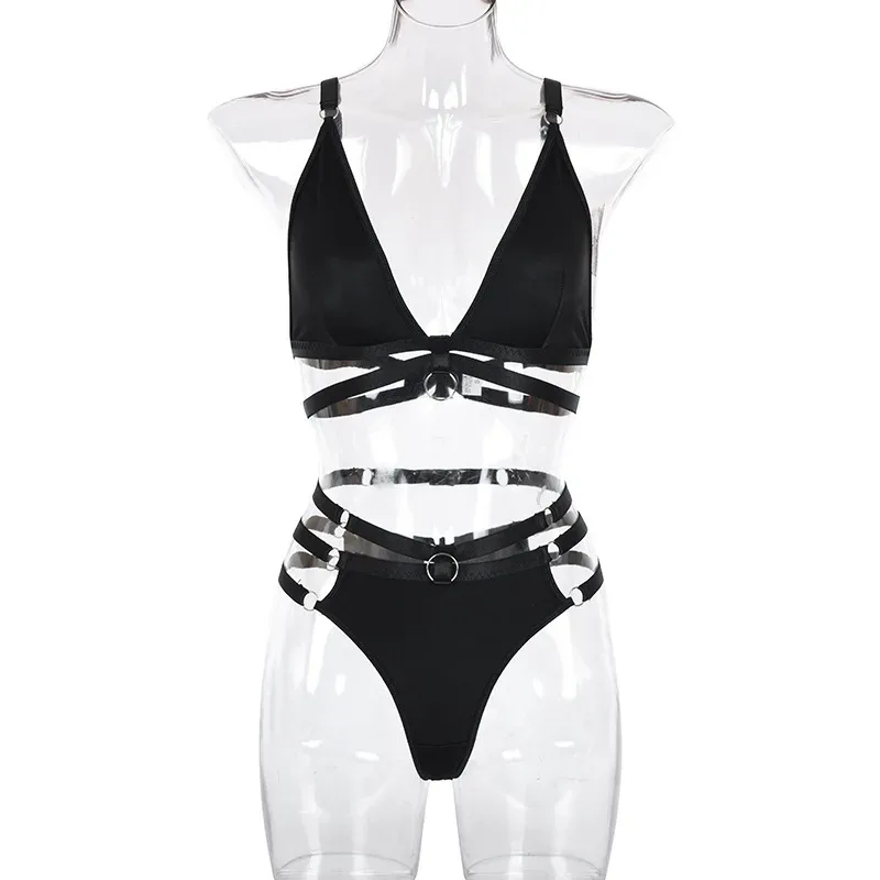 Conjunto de lingerie strappy preto vestido em manequim, vista frontal