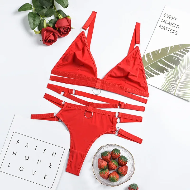 Conjunto de lingerie strappy vermelho com sutiã triângulo e tanga de tiras com argolas