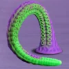 Dildo em forma de tentáculo de polvo roxo e verde, curvado sobre a ventosa da base