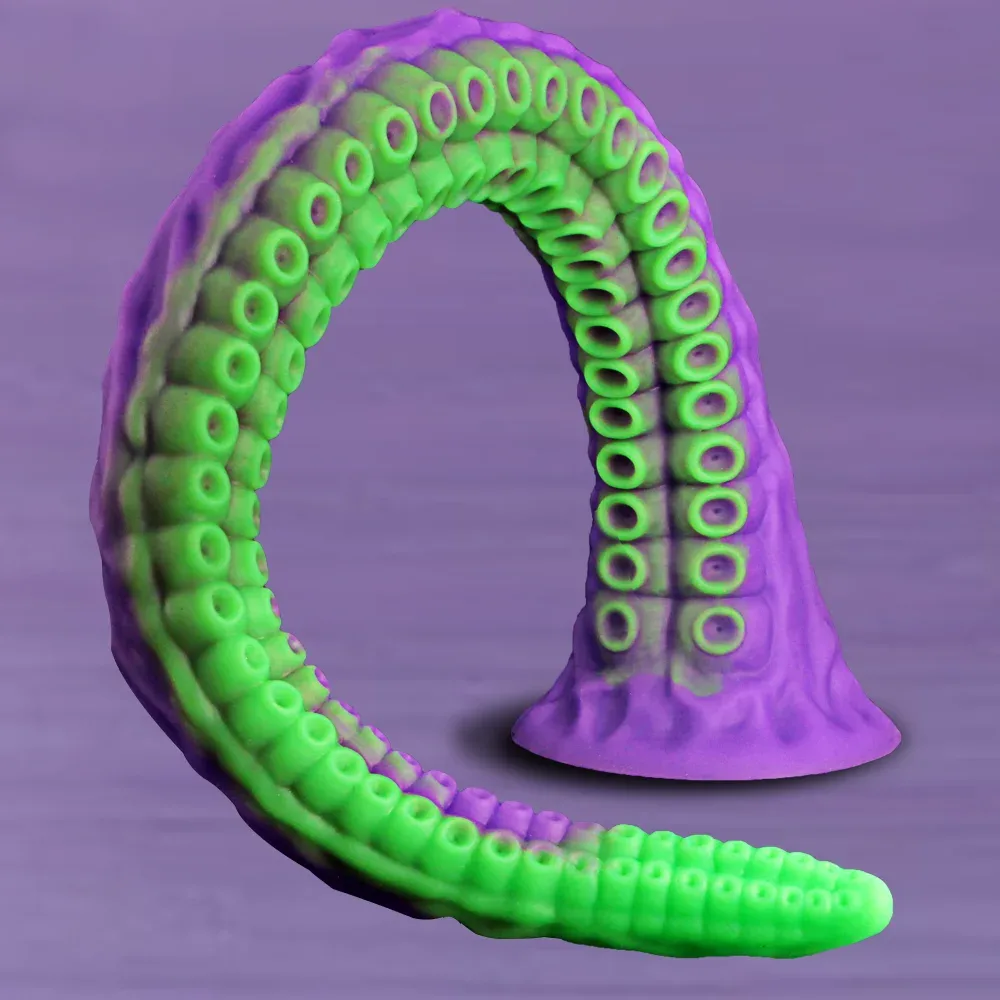 Dildo em forma de tentáculo de polvo roxo e verde, curvado sobre a ventosa da base