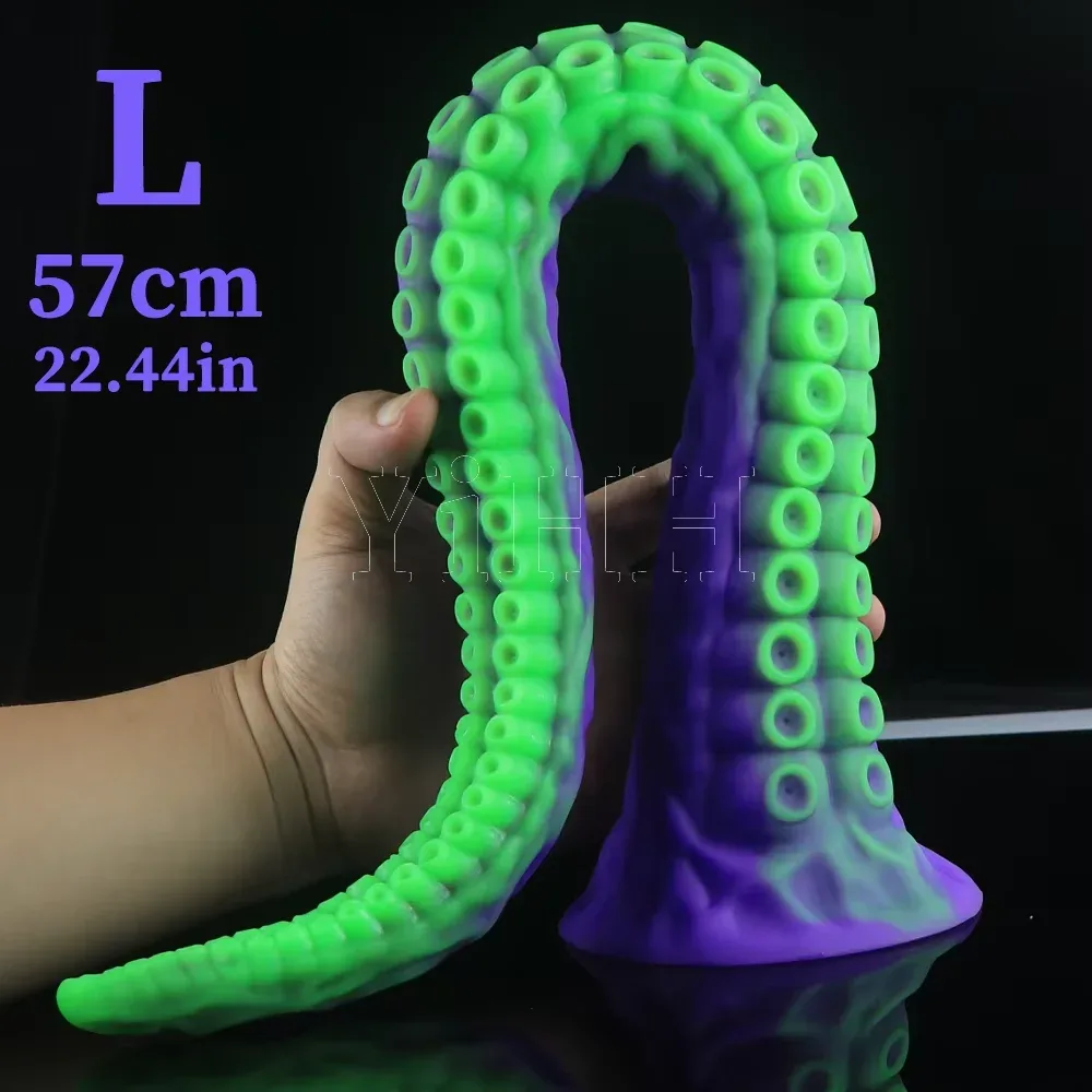 Mão segurando o tentáculo no tamanho G, de 57 cm