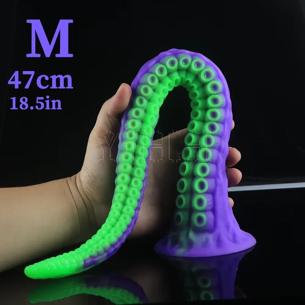 Mão segurando o tentáculo no tamanho M, de 47 cm