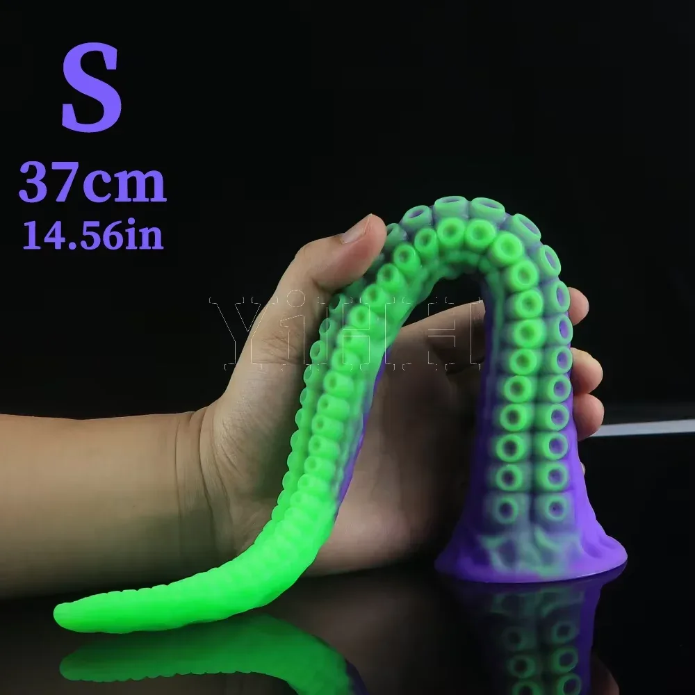 Mão segurando o tentáculo no tamanho P, de 37 cm