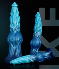 Fantasy dildo azul de pé sobre a ventosa e outro deitado
