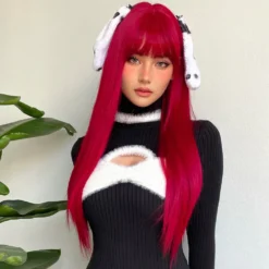 Modelo de frente com peruca longa vermelha com franja em cosplay