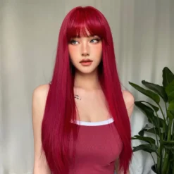 Modelo usando peruca sintética vermelha longa com franja reta