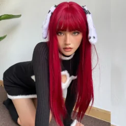 Peruca vermelha com franja usada em cosplay com orelhas de cachorro