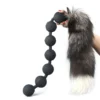 Plug anal longo de contas pretas de silicone com cauda de pelo cinza e branca