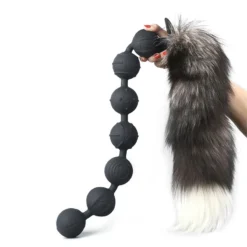 Plug anal longo de contas pretas de silicone com cauda de pelo cinza e branca