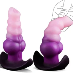 Plug anal monster vibratório visto de frente e de lado, com a ponta sendo dobrada entre os dedos