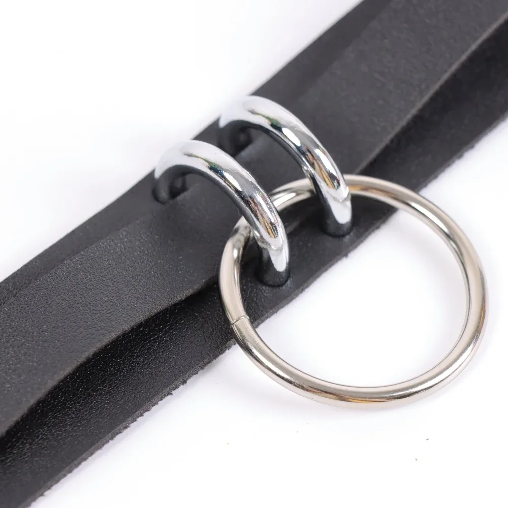 Detalhe da argola O-ring presa por duas alças de metal