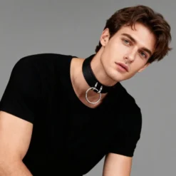 Homem usando gargantilha de couro preto com argola O-ring