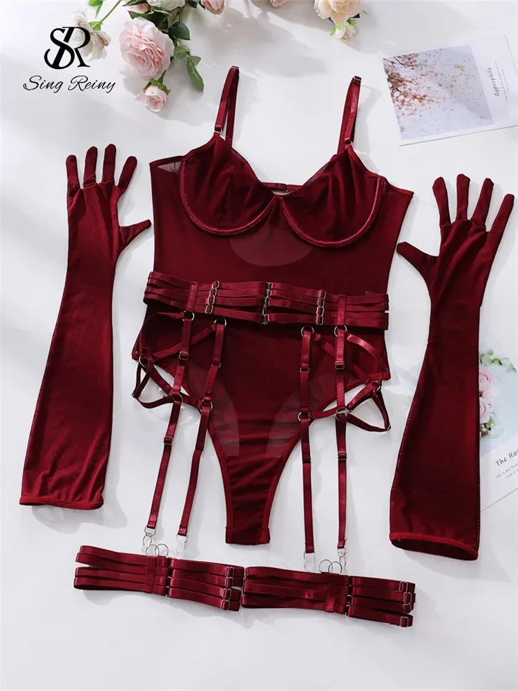 Conjunto completo: body de malha vinho, cinta-liga, ligas de coxa e luvas