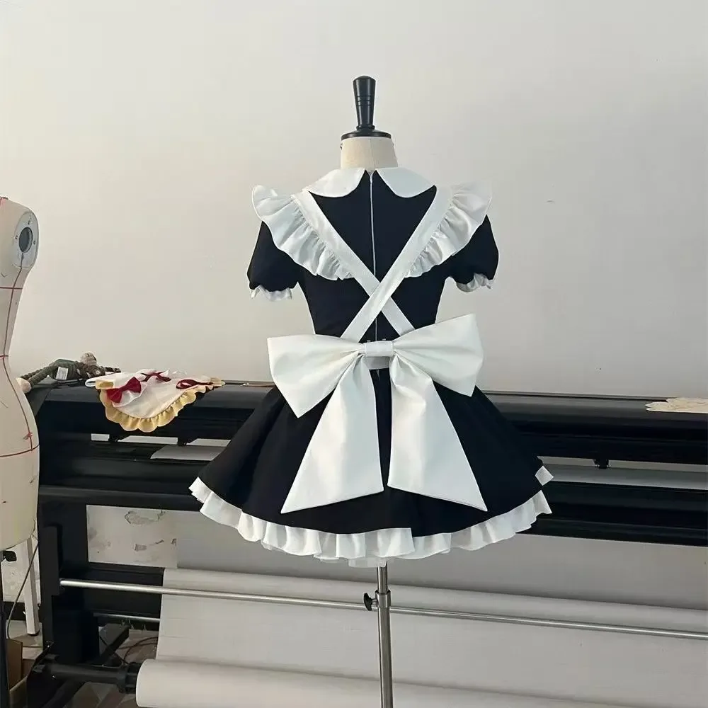 Costas do vestido de maid com avental cruzado e laço grande