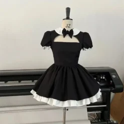 Vestido de maid preto de manga bufante com decote vazado e laço, sem avental