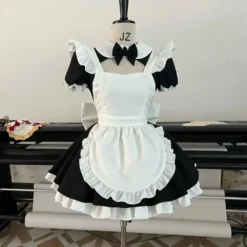 Vestido de maid Rabbit Hole preto com avental branco de babados no manequim