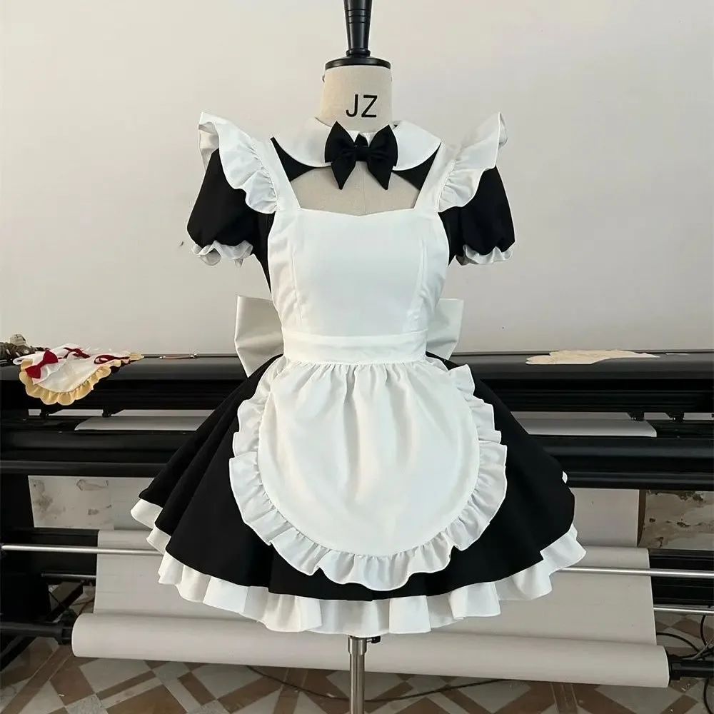 Vestido de maid Rabbit Hole preto com avental branco de babados no manequim