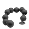 Plug anal de nove esferas de silicone preto, curvado sobre fundo branco