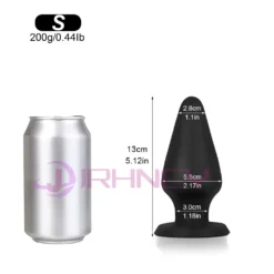 Plug anal cone preto tamanho S de 13 cm ao lado de uma lata de refrigerante para comparar o tamanho