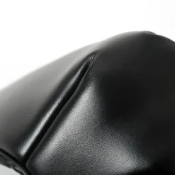 Detalhe do acolchoamento da capa em couro sintético, responsável pelo conforto ao engatinhar