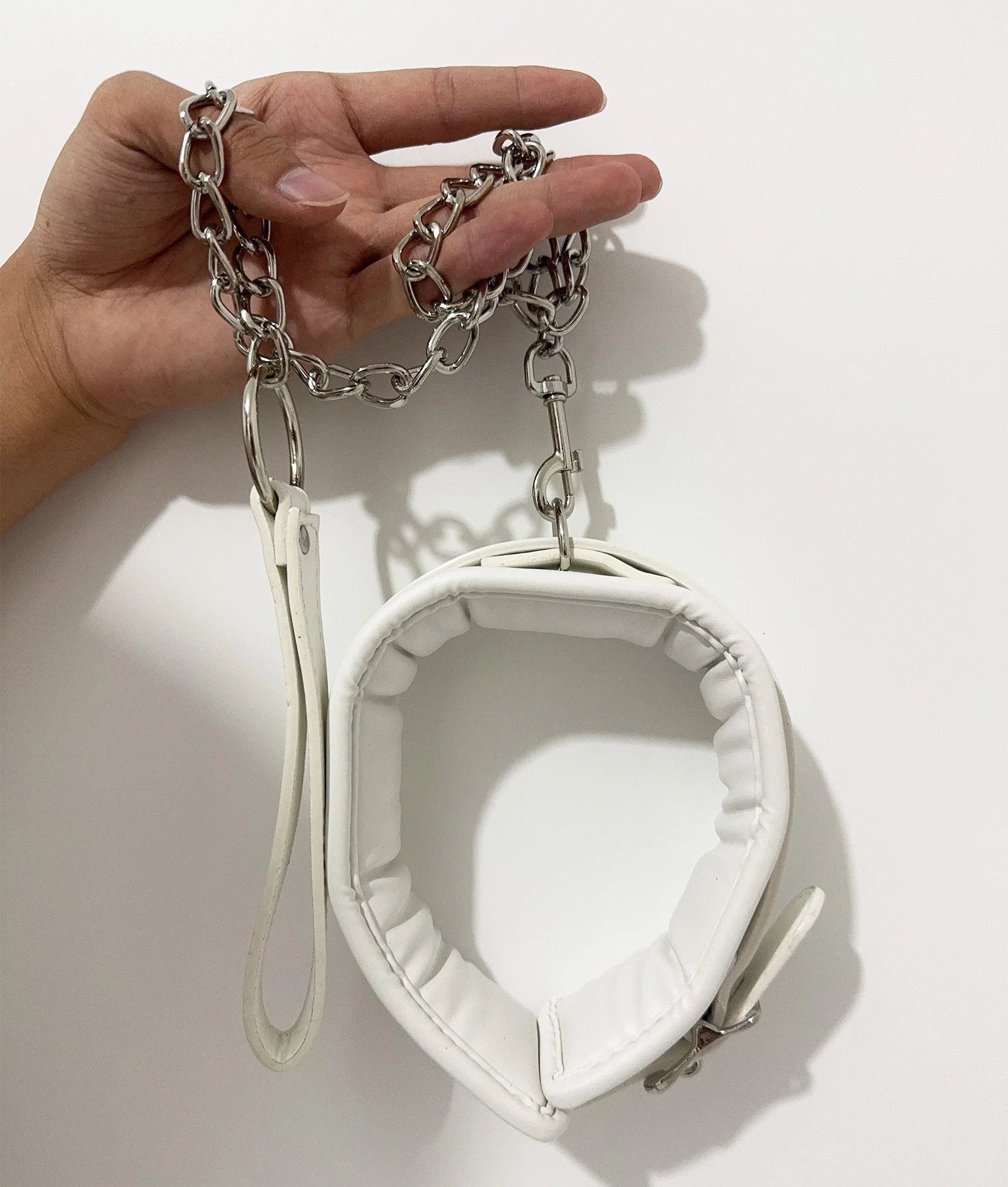 Kit Bondage Branco Acolchoado Coleira Guia Algemas Tornozeleiras Couro - Imagem 6