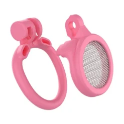 Detalhe da gaiola de castidade micro na cor rosa com cadeado dourado