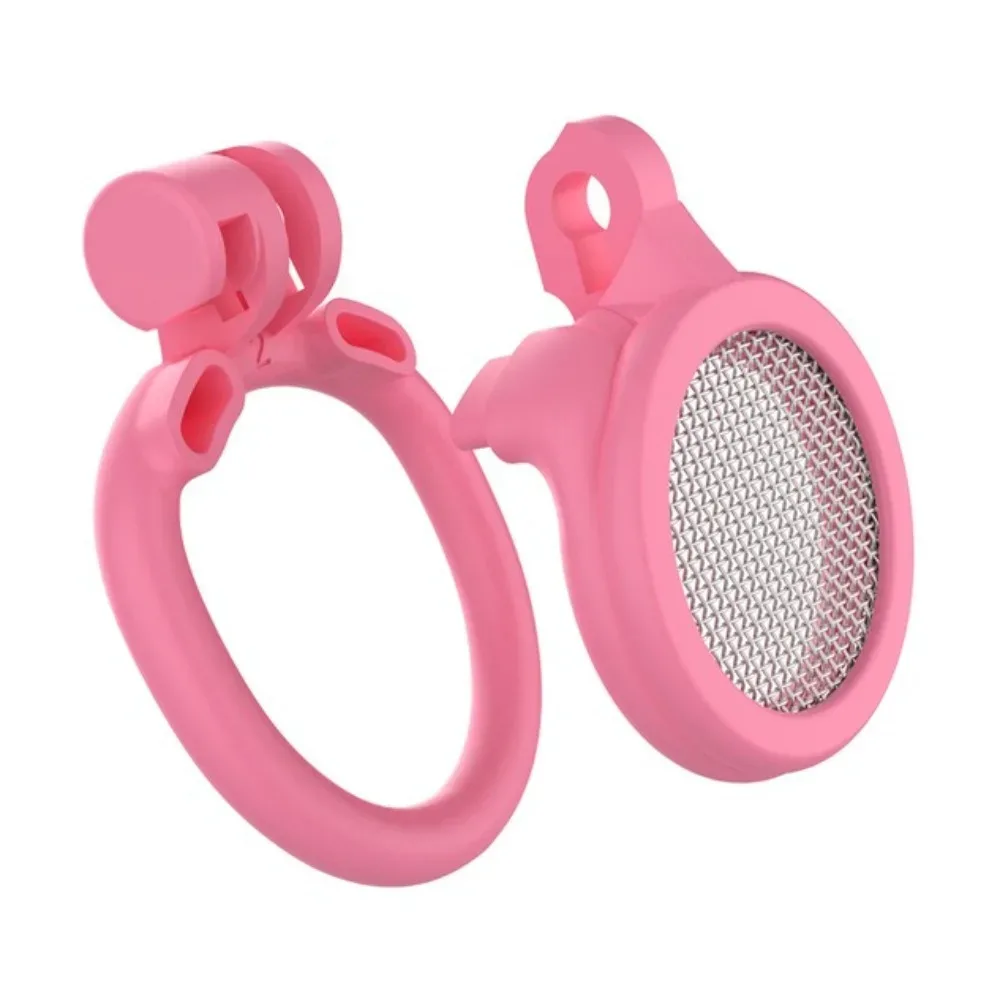 Detalhe da gaiola de castidade micro na cor rosa com cadeado dourado