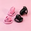 Gaiolas de castidade com letra SLUT vazada nas cores preto e rosa