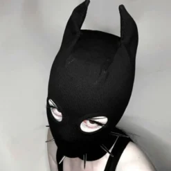 Balaclava com chifres de demônio combinada com coleira de spikes