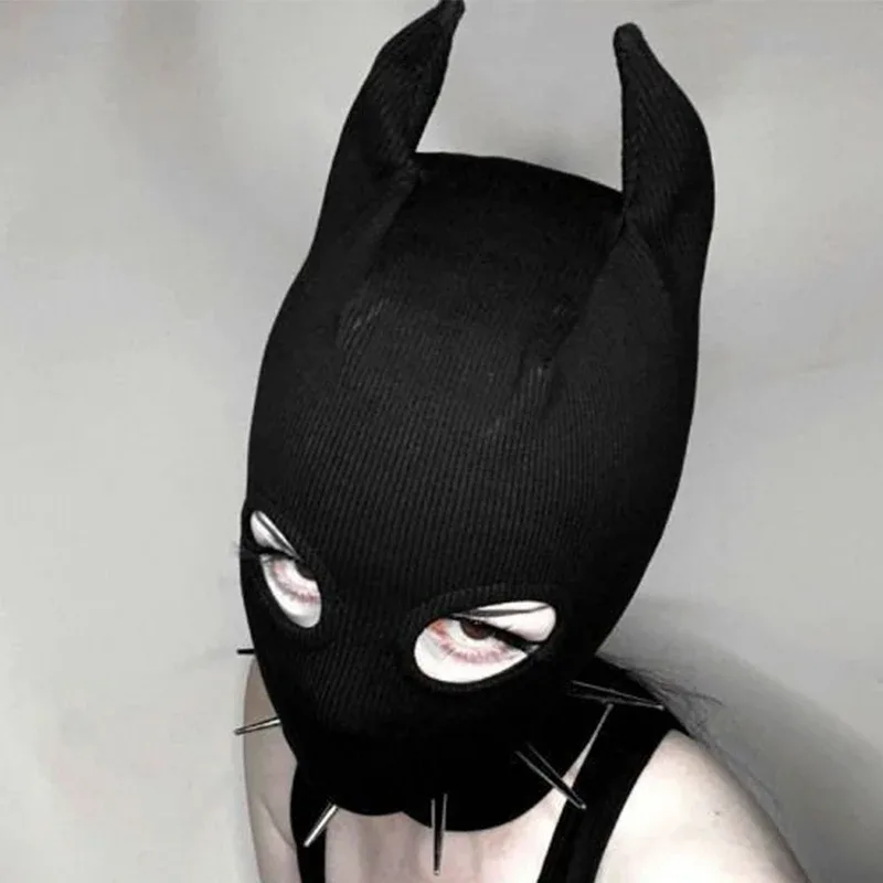 Balaclava com chifres de demônio combinada com coleira de spikes