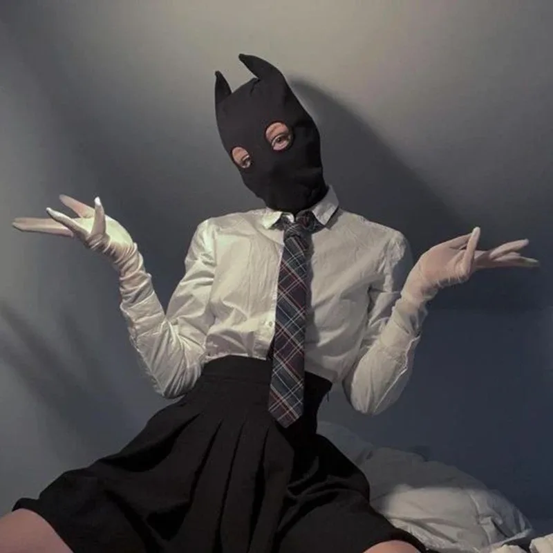 Pessoa usando balaclava com chifres de demônio, camisa branca e luvas longas