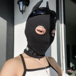 Balaclava com chifres de demônio usada com óculos escuros apoiados na cabeça