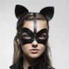 Máscara de gato em couro sintético com orelhas rígidas e arnês de cabeça, vista de frente no rosto