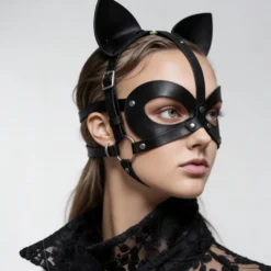 Perfil da máscara de gato mostrando a argola prateada, a fivela de ajuste e a tira que passa abaixo do queixo
