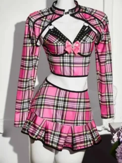 As três peças do conjunto colegial xadrez rosa em manequim, bolero, top e saia