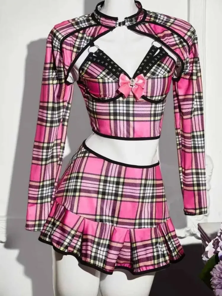As três peças do conjunto colegial xadrez rosa em manequim, bolero, top e saia
