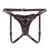 Cinta strapon Crimson Harness modelo high-end em couro preto com costura vermelha e ferragem dourada