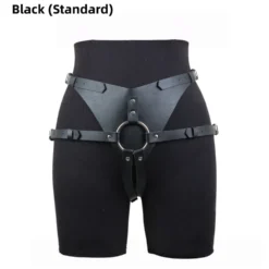 Cinta strapon standard preta com O-ring prateado vestida em manequim