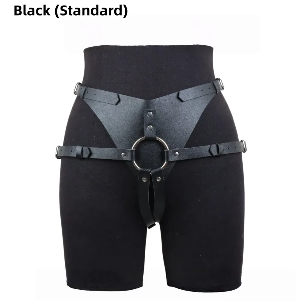 Cinta strapon standard preta com O-ring prateado vestida em manequim