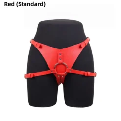 Cinta strapon standard vermelha com O-ring prateado vestida em manequim