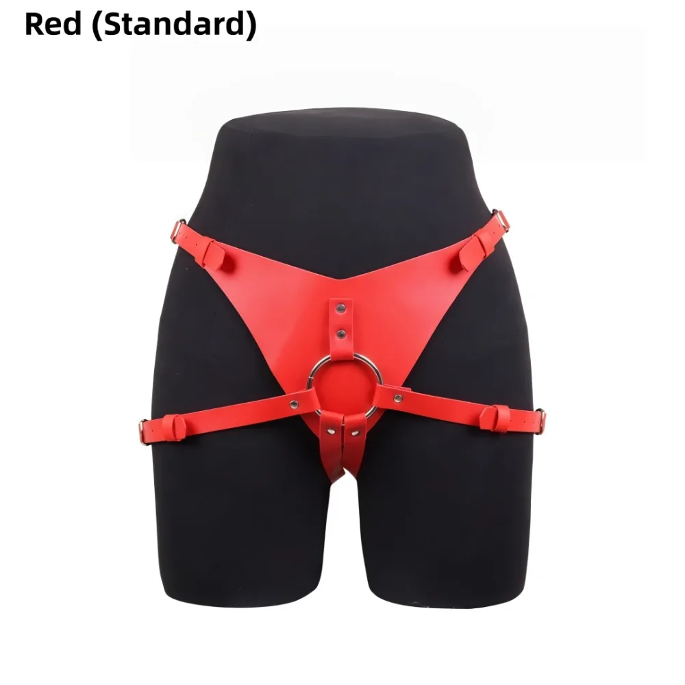 Cinta strapon standard vermelha com O-ring prateado vestida em manequim