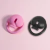 Gaiola de castidade plana BBC Only nas cores rosa e preta, com símbolo de espadas em relevo