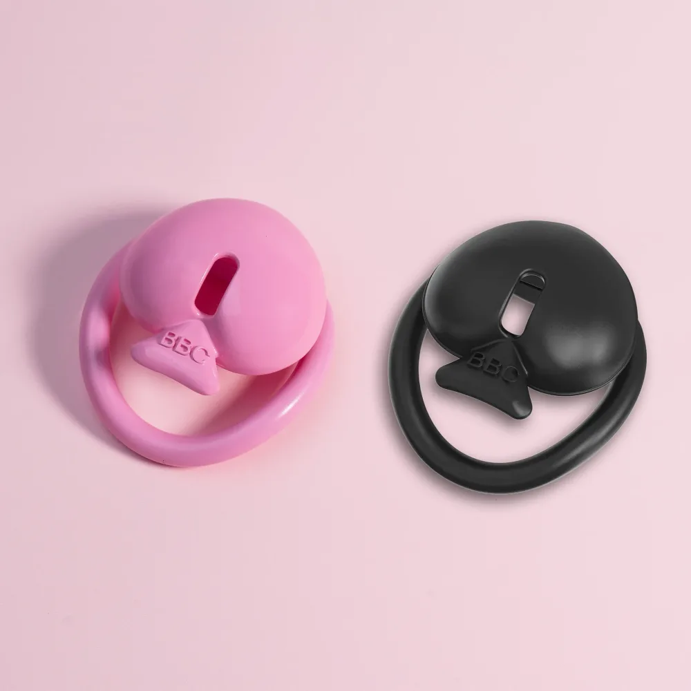 Gaiola de castidade plana BBC Only nas cores rosa e preta, com símbolo de espadas em relevo