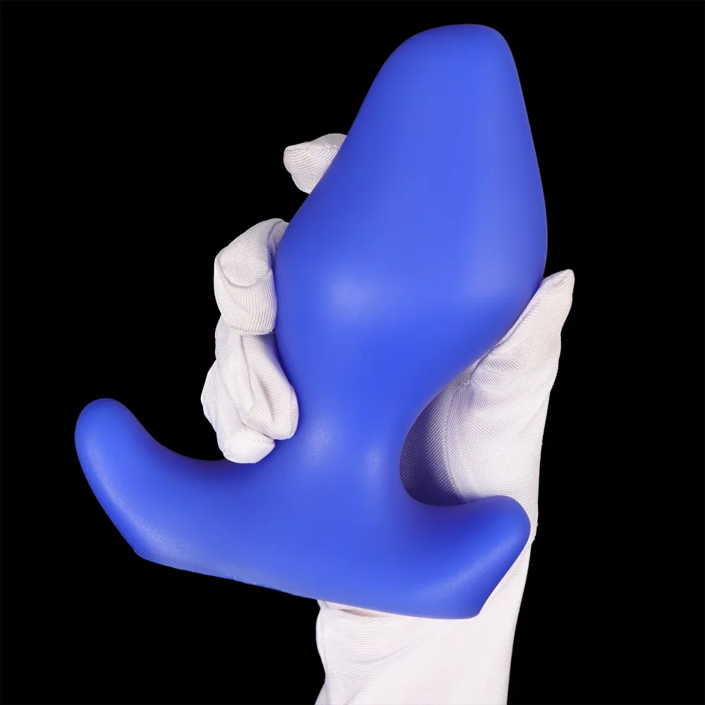 Plug anal Cobalt azul na mão mostrando o tamanho