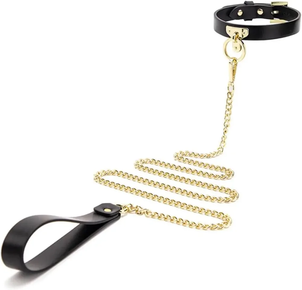 Coleira preta de couro sintético com O-ring dourado e guia de corrente dourada com alça de couro